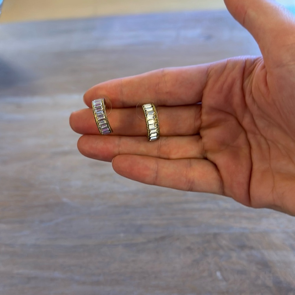 Gold toned rhinestone earring